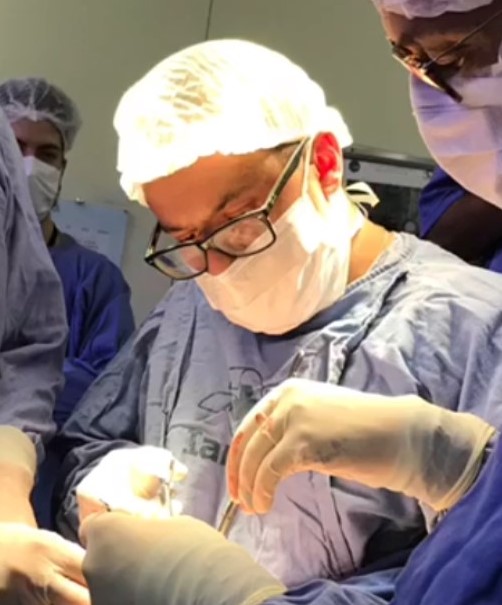 Dr. Wagner França durante uretroplastia 
